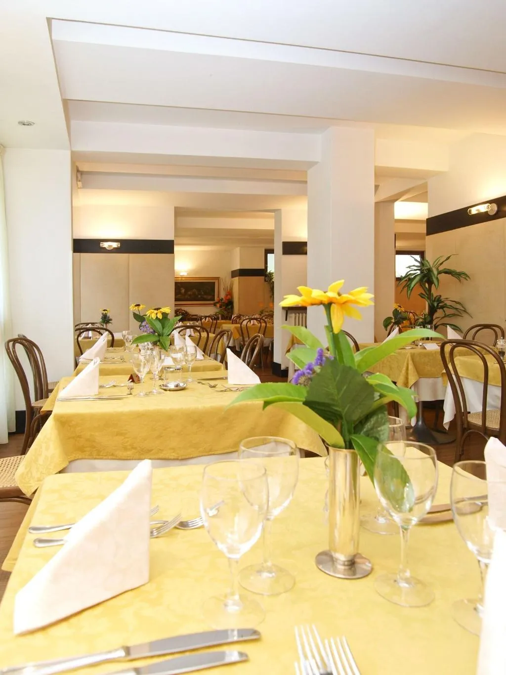 Restaurant, Bristol, Milan