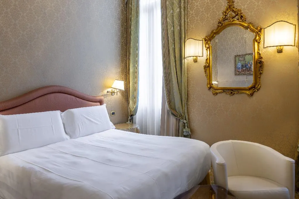 JUNIOR SUITE CANAL VIEW Room, Colombina, Venice