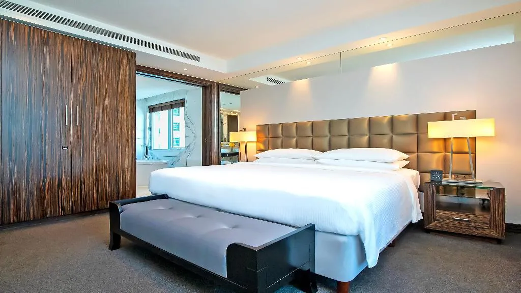 SUITE KING SIZE BED Room, voco Bonnington Dubai, Dubai