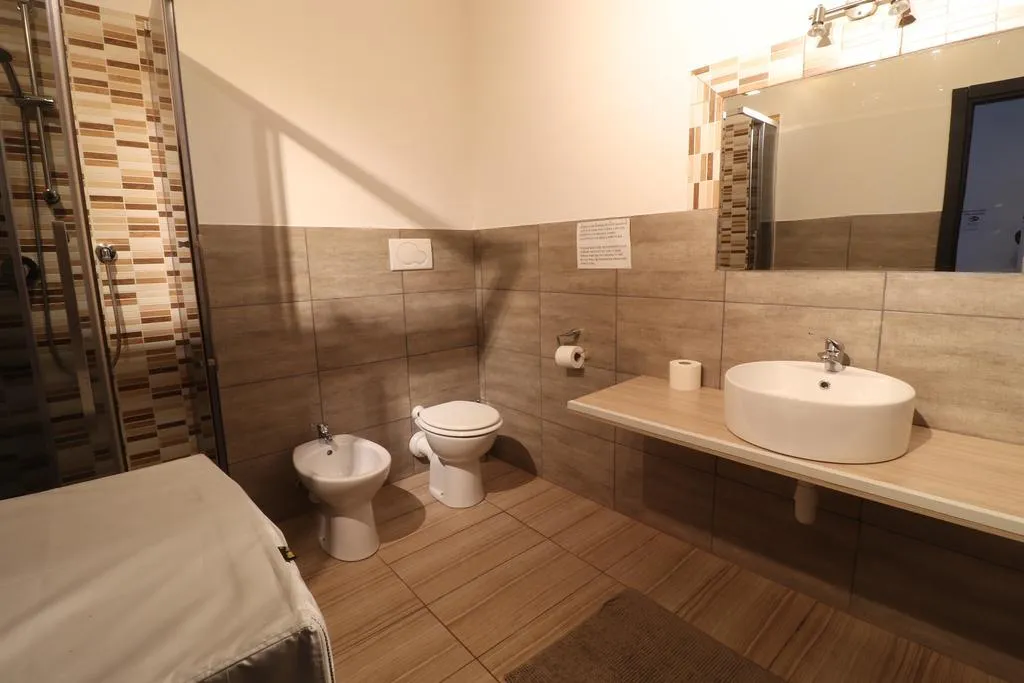 DOUBLE ECONOMY WITH SHARED BATHROOM Room, Guest House Minas, Milan