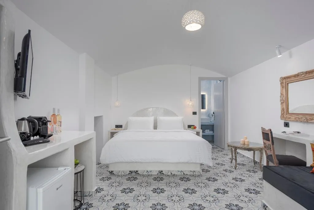 SUITE WITH JACUZZI Room, Sole D'Oro Luxury Suites, Santorini