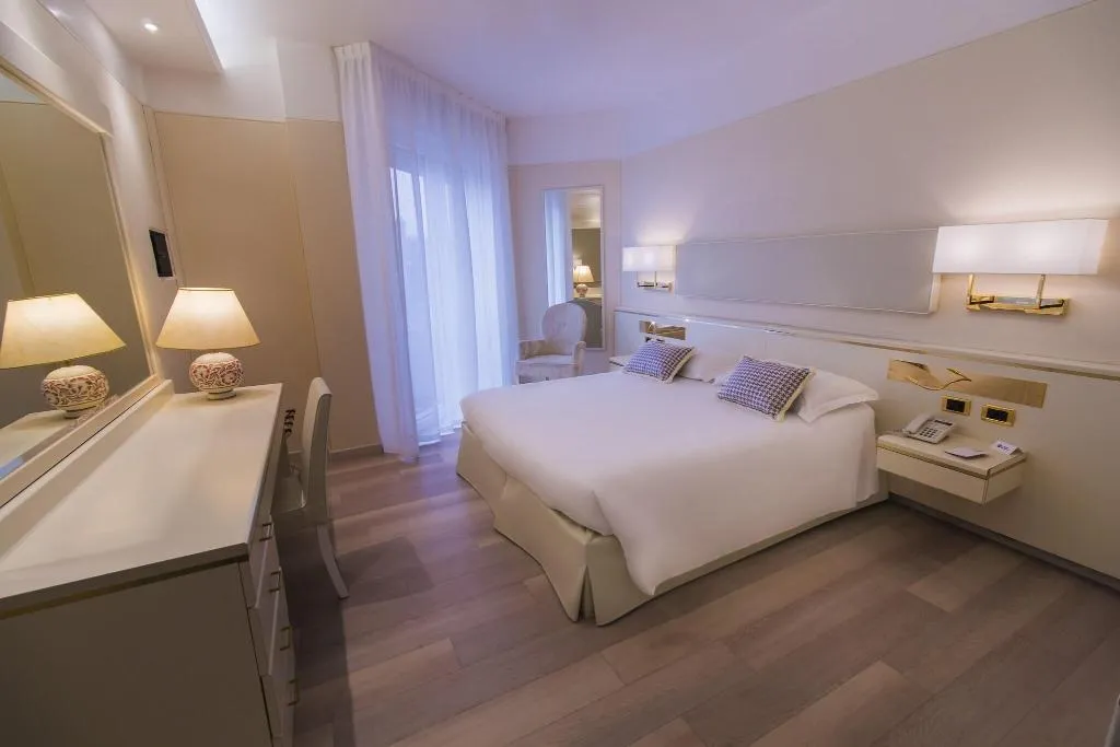 DOUBLE CLASSIC QUEEN BED Room, Hotel The Originals Venise Sud Bristol Chioggia, Venice