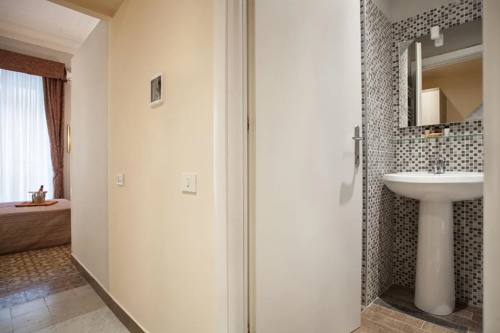 Room, Domus Napoleone, Naples