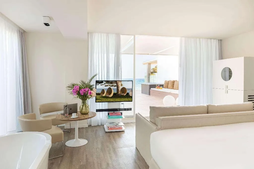 JUNIOR SUITE WITH JACUZZI WITH VIEWS Room, ME Ibiza, Ibiza