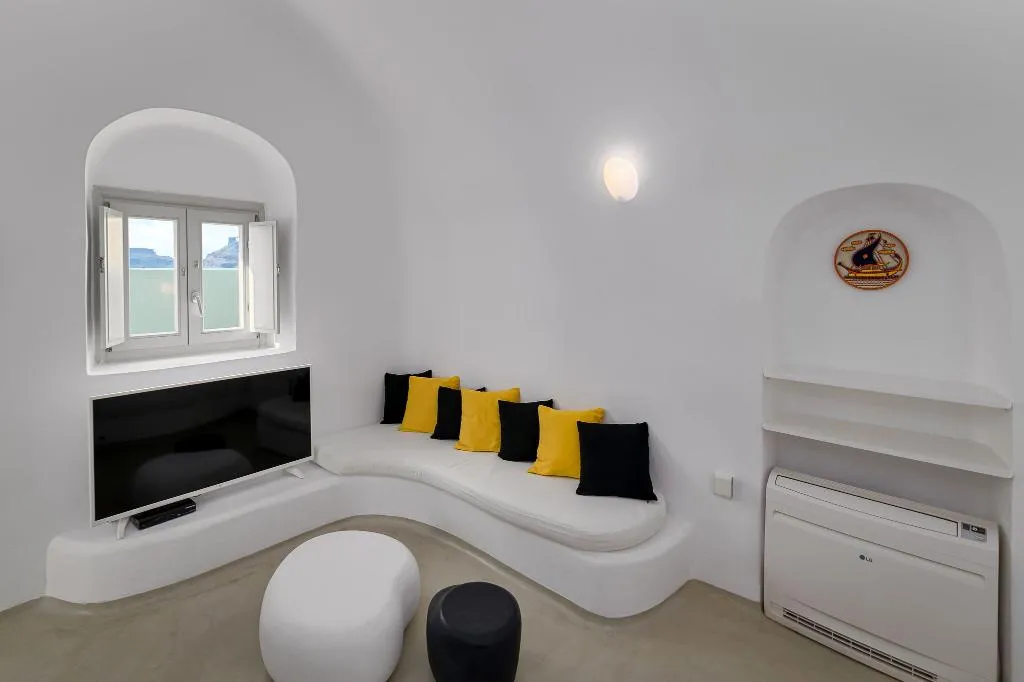 QUADRUPLE WITH JACUZZI Room, Trieris Villas & Suites, Santorini