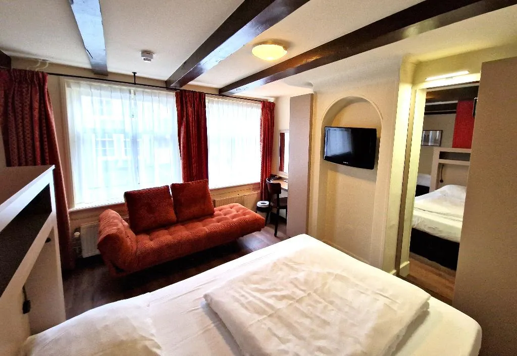 FAMILY ROOM DELUXE Room, A-train, Amsterdam