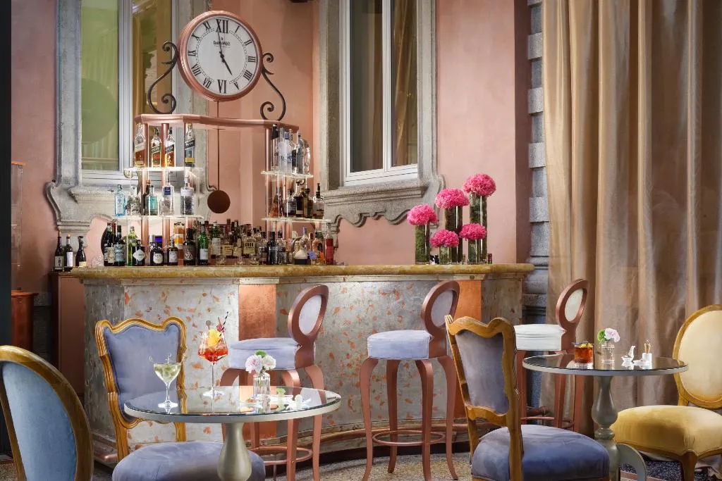 Bar, Chateau Monfort, Milan