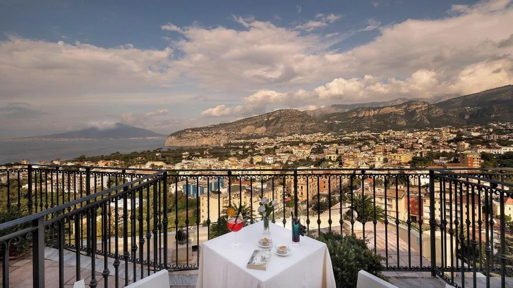 DOUBLE CLASSIC QUEEN BED Room, Hotel Cristina, Naples