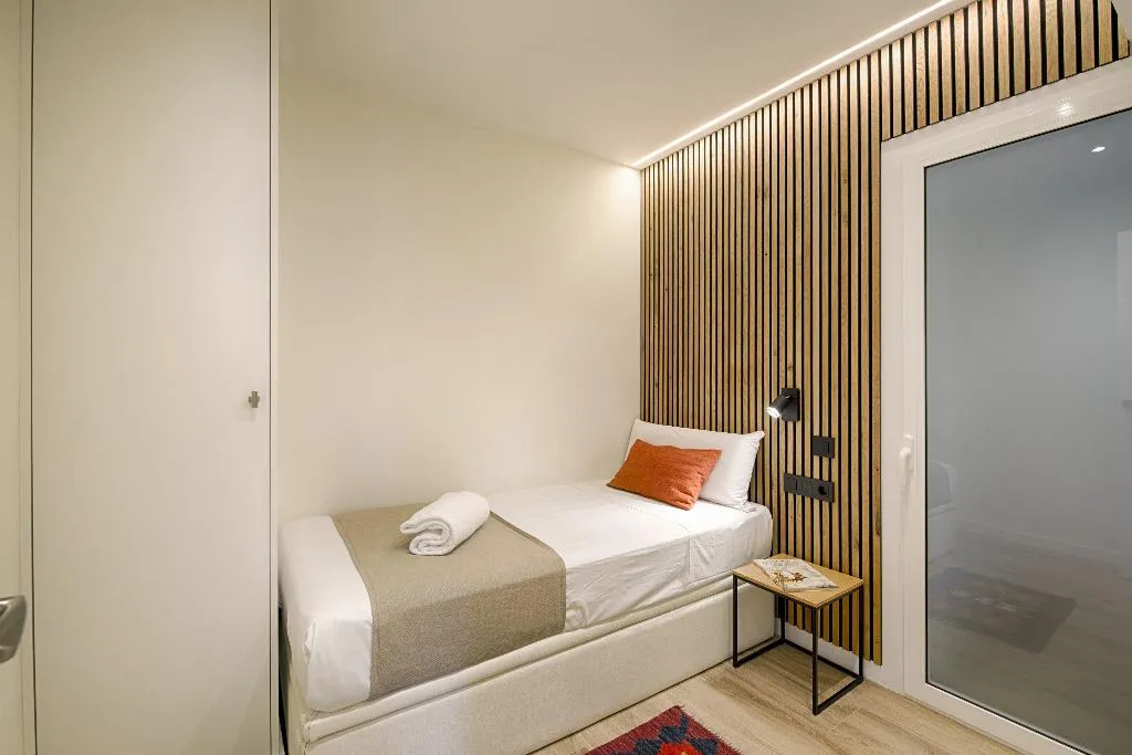 APARTMENT THREE BEDROOMS TWO BATHROOMS Room, Mercedes Heritage Apartments, Barcelona