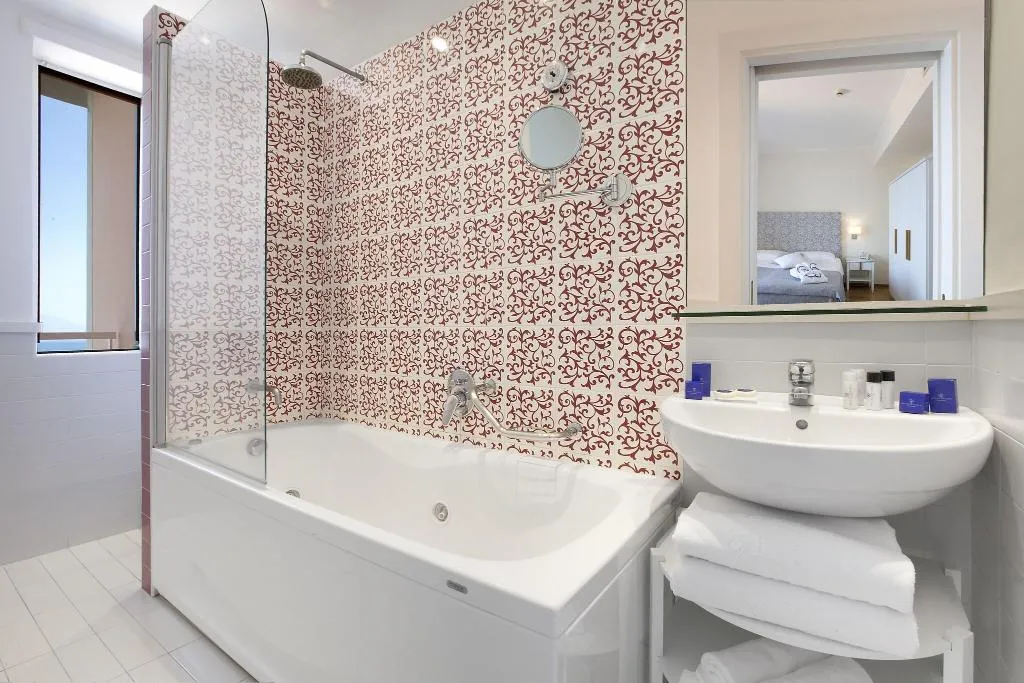 Double or Twin GARDEN VIEW Room, Hotel Regina Sorrento, Naples