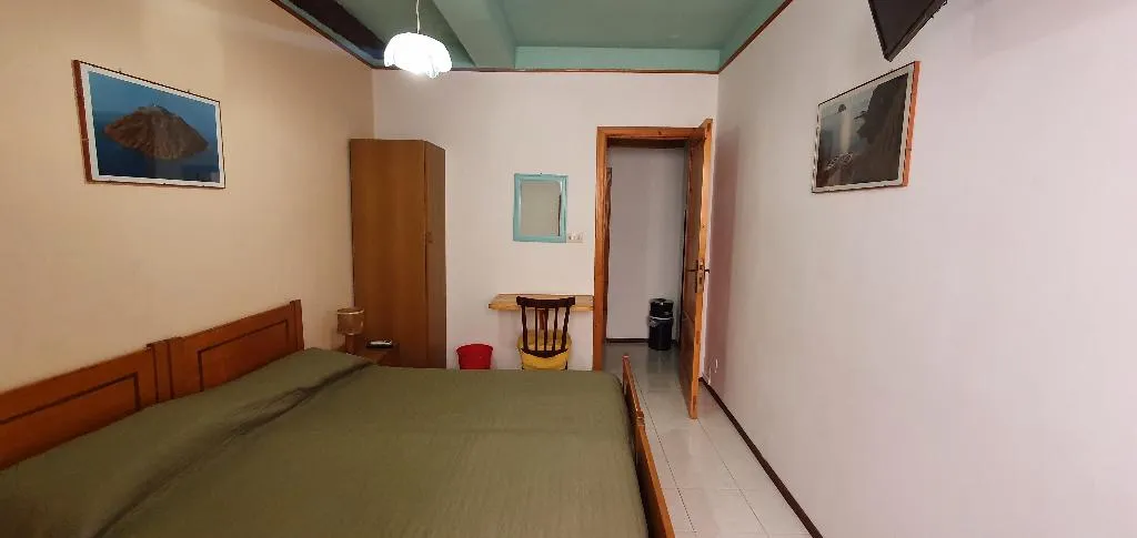 QUADRUPLE TWO BEDROOMS ONE BATHROOM Room, Casa Vittorio, Catania