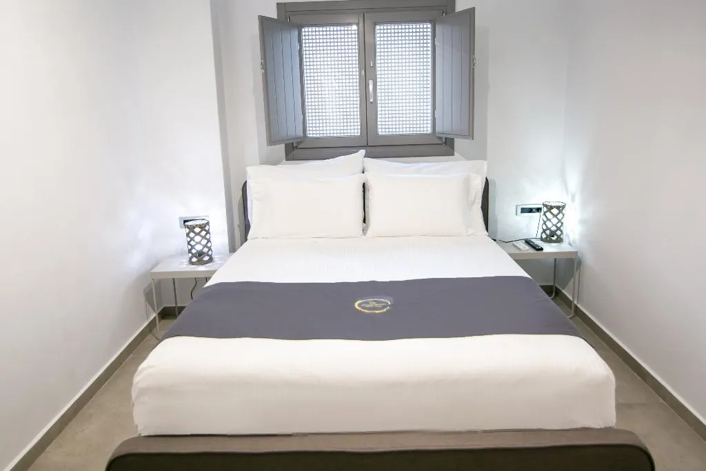 SUITE DELUXE WITH JACUZZI Room, Aegean Melody Suites, Santorini