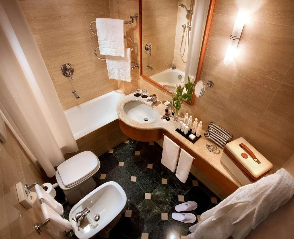 Room, Cavour, Milan