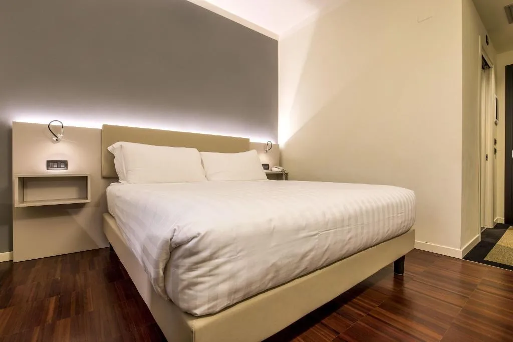 Room, 43 Station Hotel, Milan
