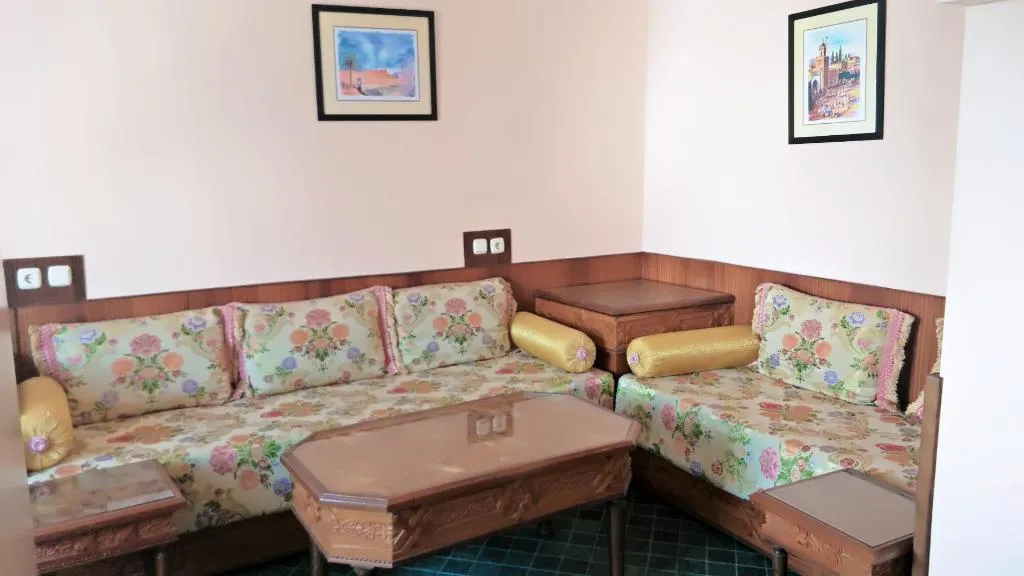 Room, Texuda, Rabat