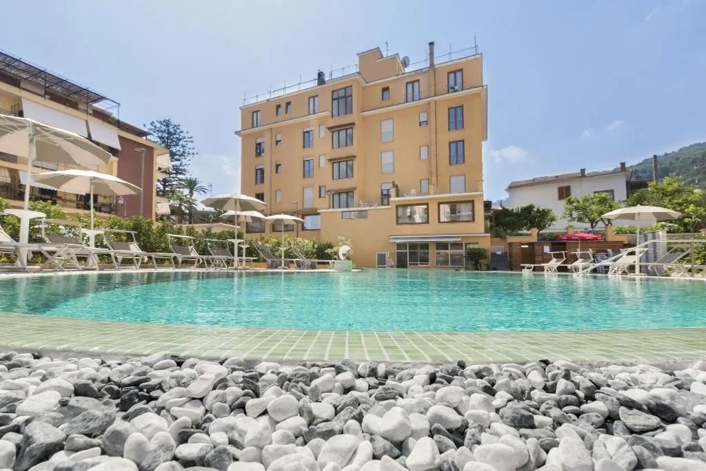 Pool, Leone, Naples