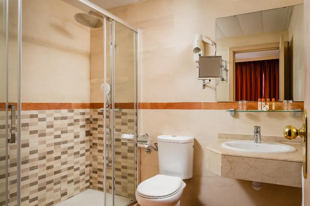 DOUBLE WITH BALCONY Room, Petit Palace Eixample, Barcelona
