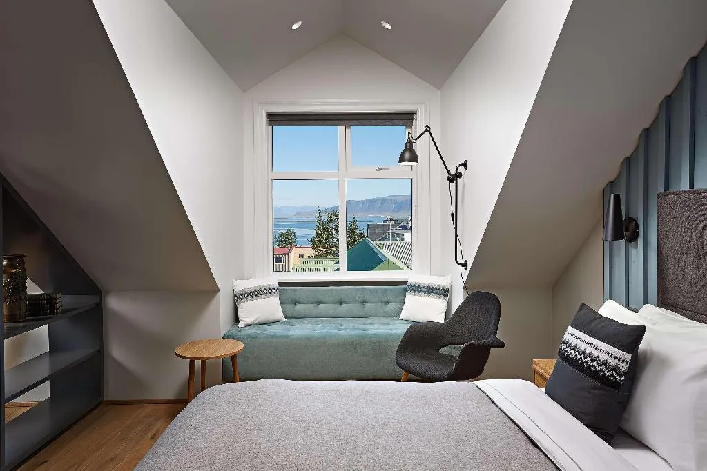 JUNIOR SUITE KING SIZE BED Room, Canopy by Hilton Reykjavik City Centre, Reykjavik