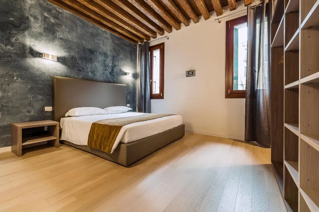 APARTMENT CAPACITY 5 TWO BEDROOMS Room, Charming Palace Corte Del Teatro, Venice