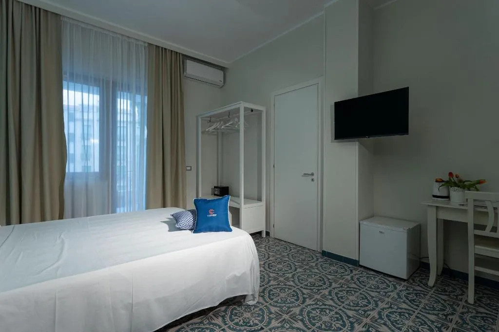 Room, The Reef, Naples