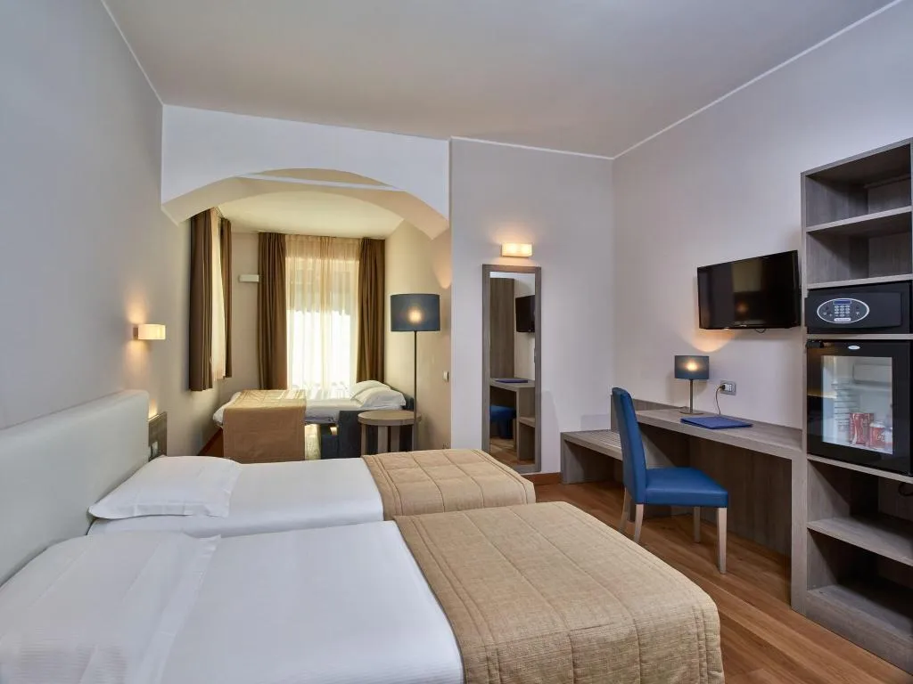 QUADRUPLE DELUXE KING BED Room, Albergo Centrale, Milan