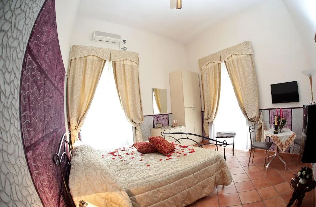 Room, Residence Confalone, Naples