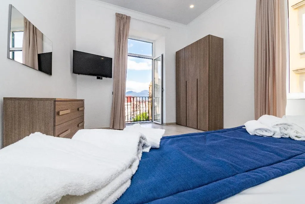APARTMENT MOUNTAIN VIEW Room, Palazzo Settembrini 49, Naples