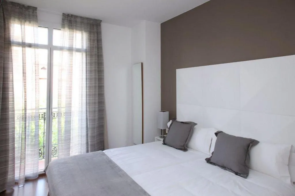 APARTMENT CAPACITY 4 TWO BEDROOMS Room, MH Apartments Suites, Barcelona