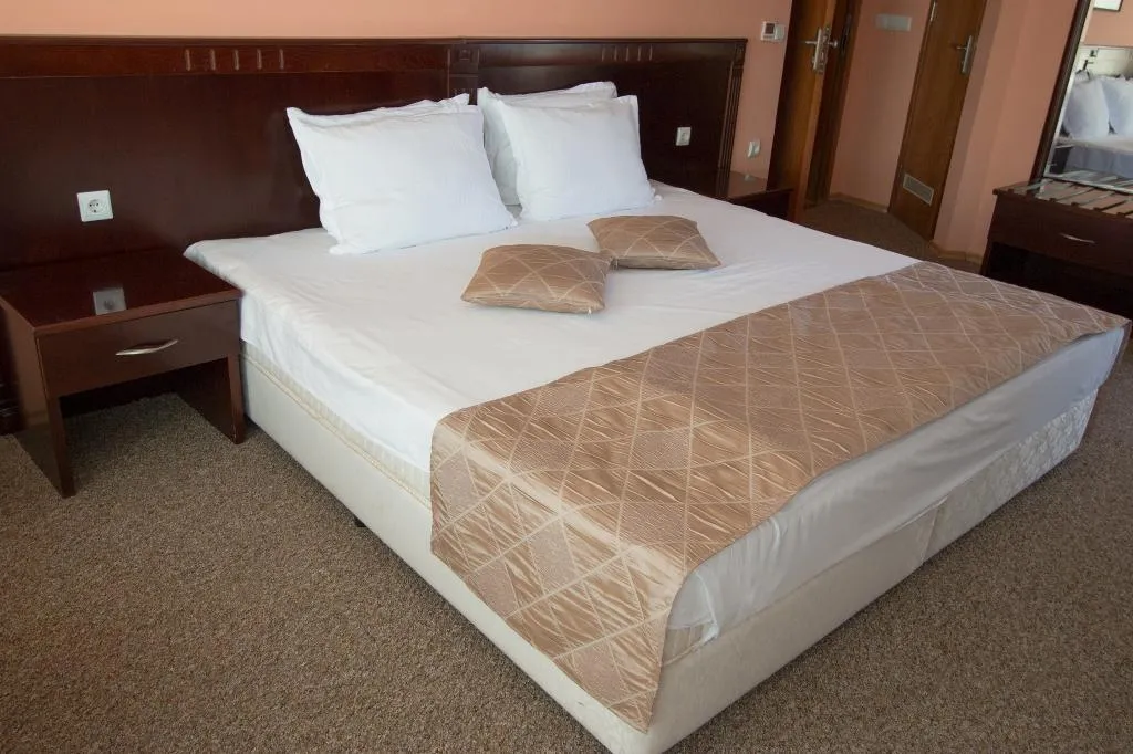 Room, Divesta, Varna