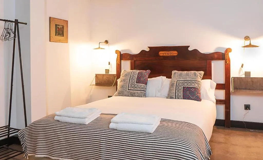 Room, Lanave, Madrid