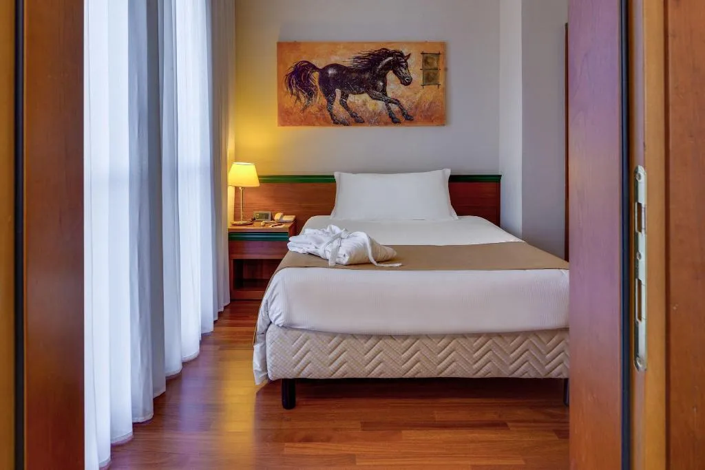 DOUBLE SINGLE USE KING SIZE BED Room, Hotel Raffaello, Milan