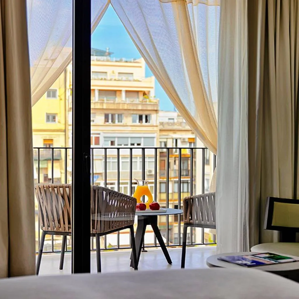 DOUBLE WITH BALCONY Room, H10 Art Gallery, Barcelona