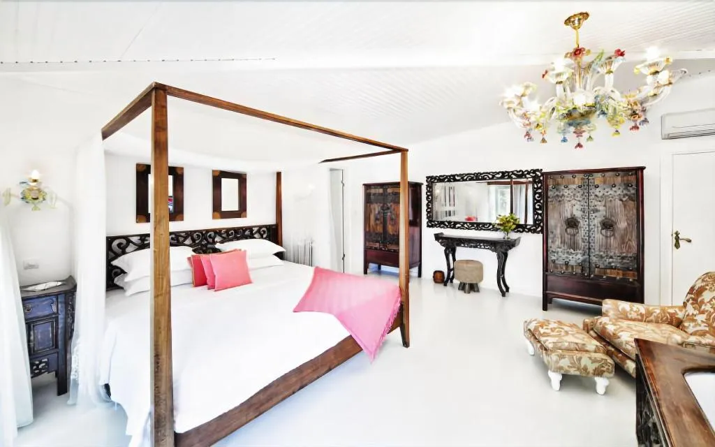Room, Sabrina's Haus, Dalaman