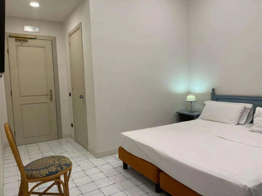 Room, Borbone Di Napoli, Naples