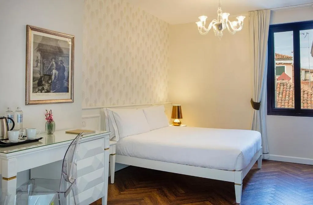 Room, Sonder Salute Palace, Venice