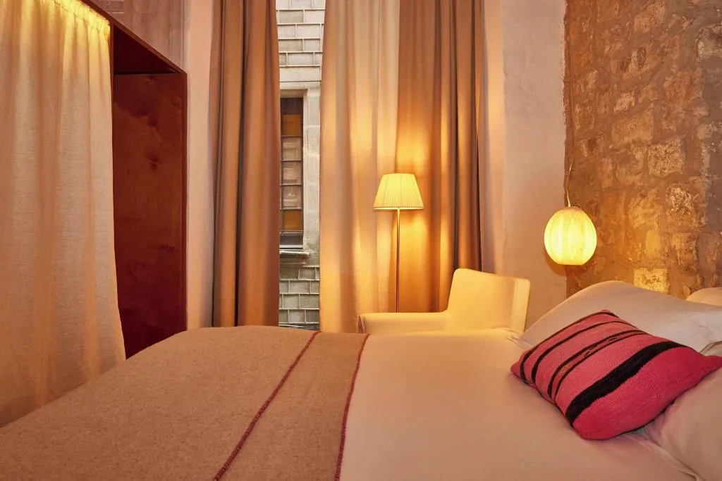 Room, Neri, Barcelona
