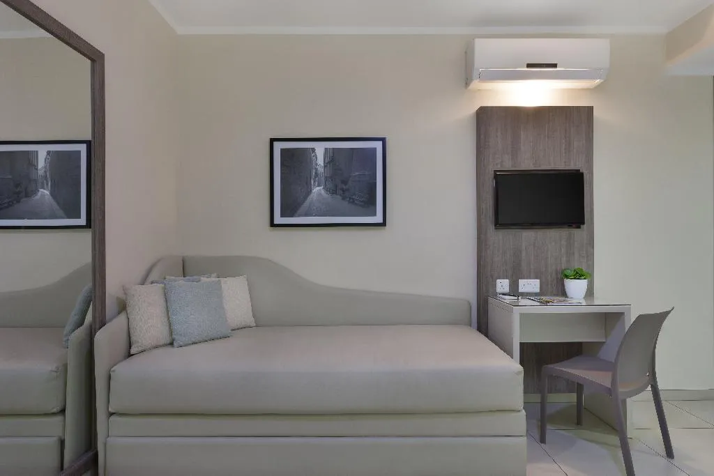 FAMILY ROOM STANDARD Room, Hotel 115 The Strand Hotel and Suites, Malta