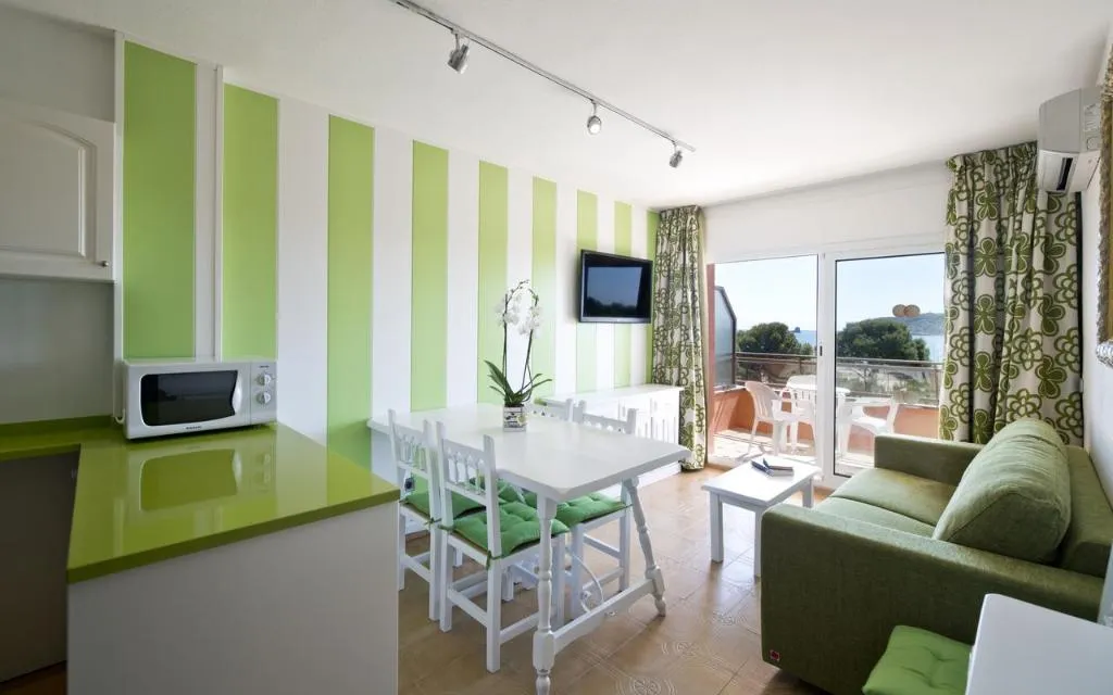 APARTMENT CAPACITY 6 TWO BEDROOMS Room, Apartamentos Salles Beach, Costa Brava