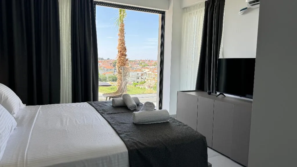 QUADRUPLE DELUXE KING BED Room, Mono Alex Kalithea, Halkidiki