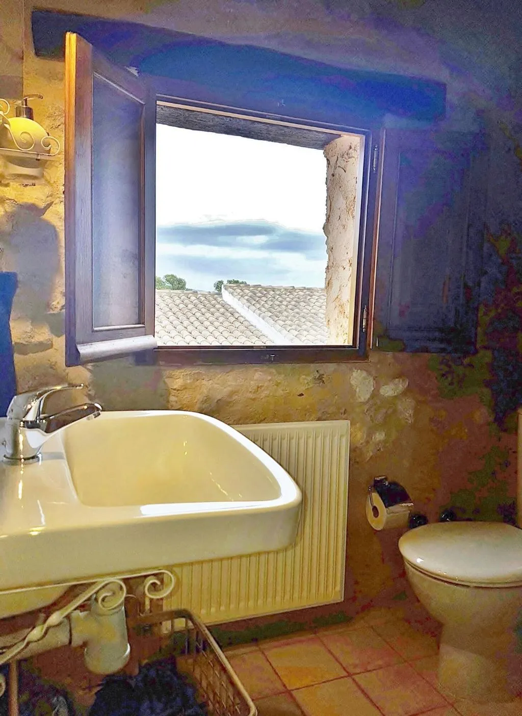 Room, Benali, Valencia