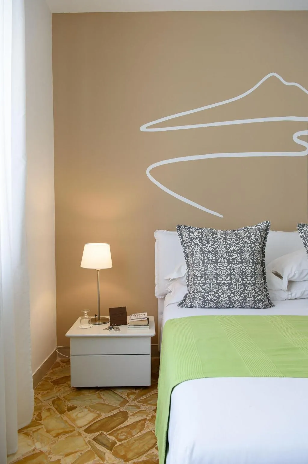 Room, La Maison Des Tout Le Monde, Naples