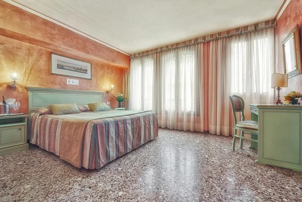 Room, Firenze, Venice