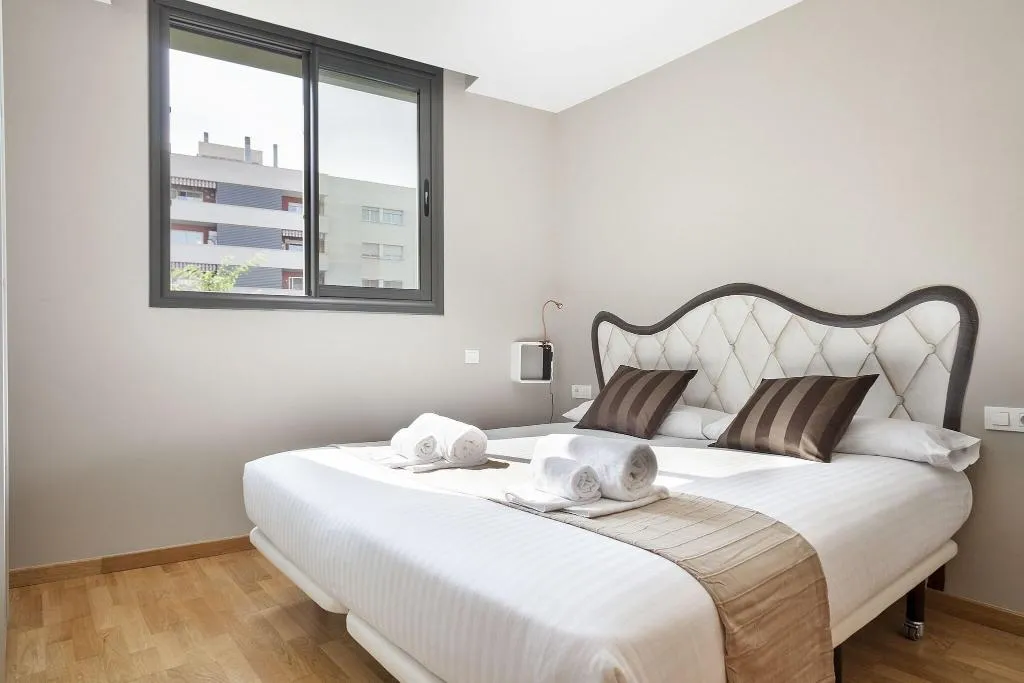APARTMENT THREE BEDROOMS Room, Laumon, Barcelona