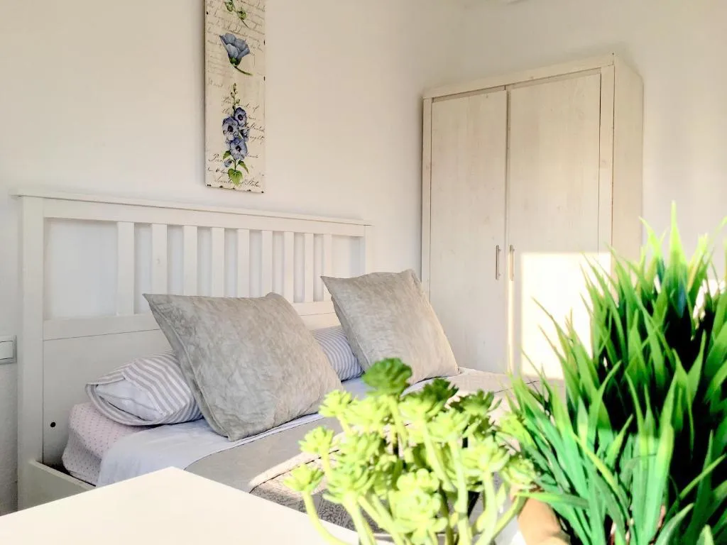 QUADRUPLE WITH SHARED BATHROOM Room, Guest House Torres De Quart, Valencia