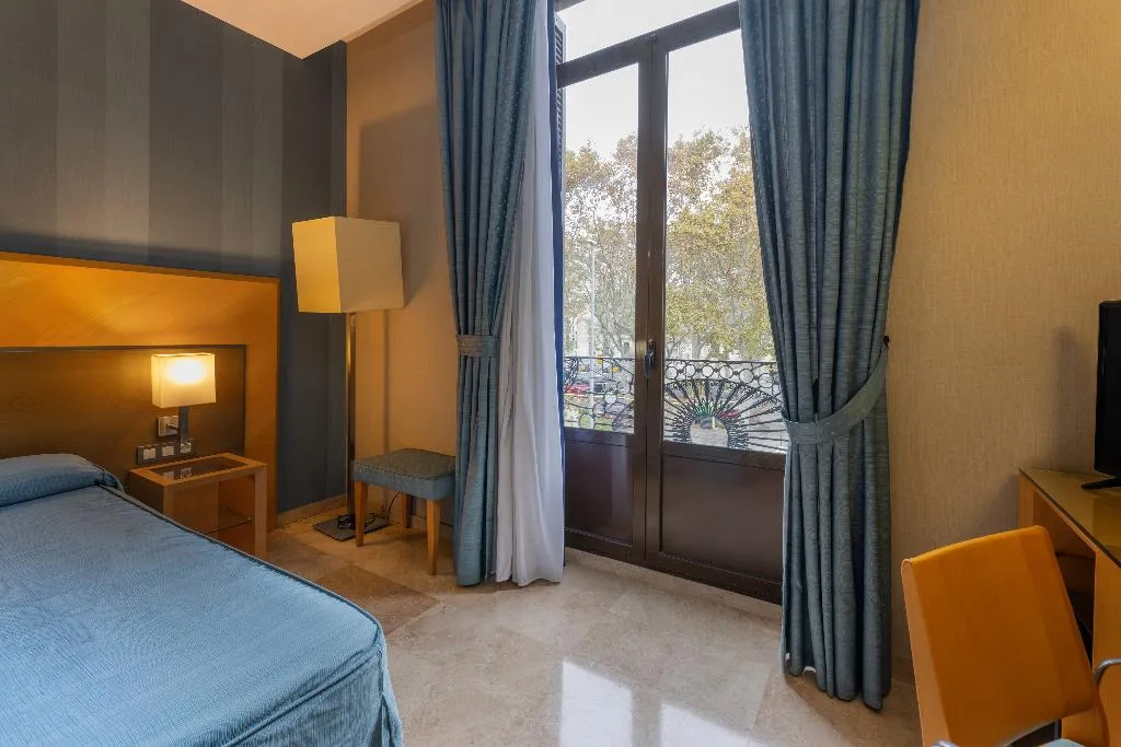 TRIPLE WITH BALCONY Room, Del Mar, Barcelona