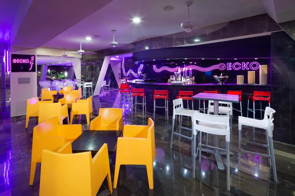 Bar, The Pyramid Cancun by Oasis, Cancun Area