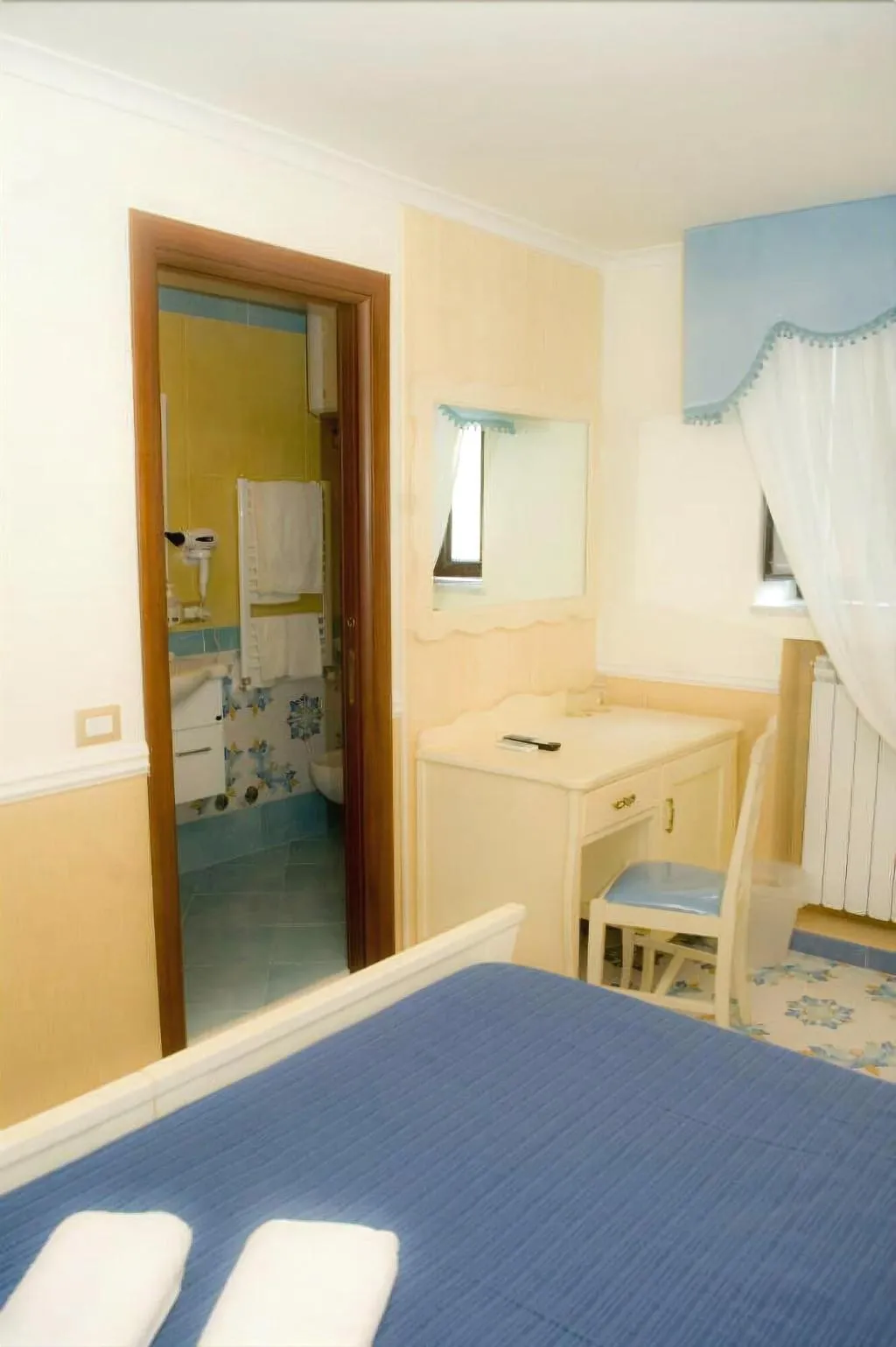 Room, Bed And Breakfast Medea, Naples