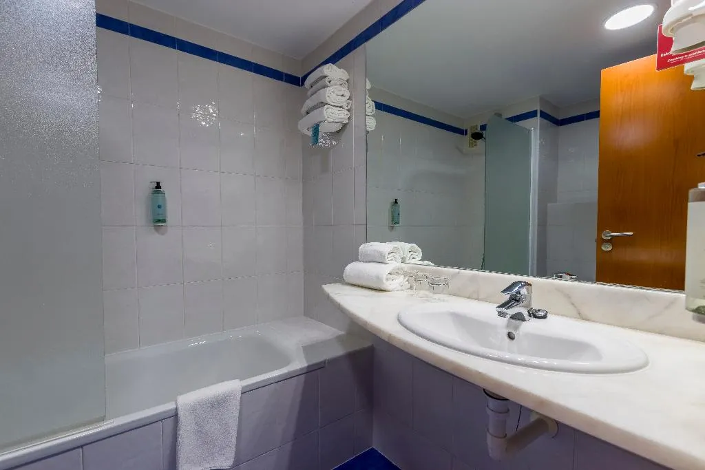 Double or Twin CAPACITY 3 Room, Travelodge Madrid Alcala de Henares, Madrid