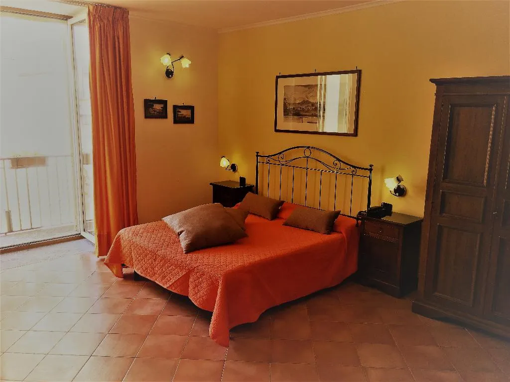 Room, Neapolis, Naples