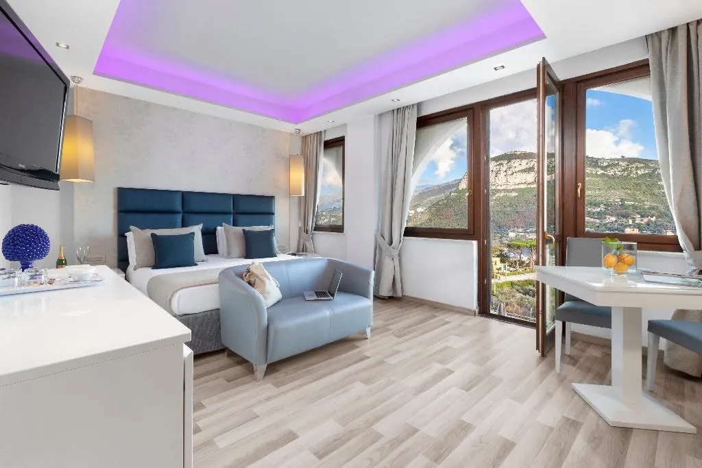 Double or Twin SIDE SEA VIEW Room, Nastro Azzurro Resort, Naples